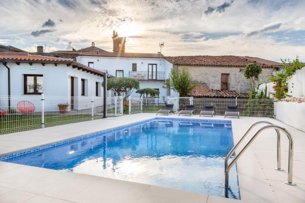 Bazén v ubytování Apartamentos Rurales Cielo de Monfragüe nebo v jeho okolí