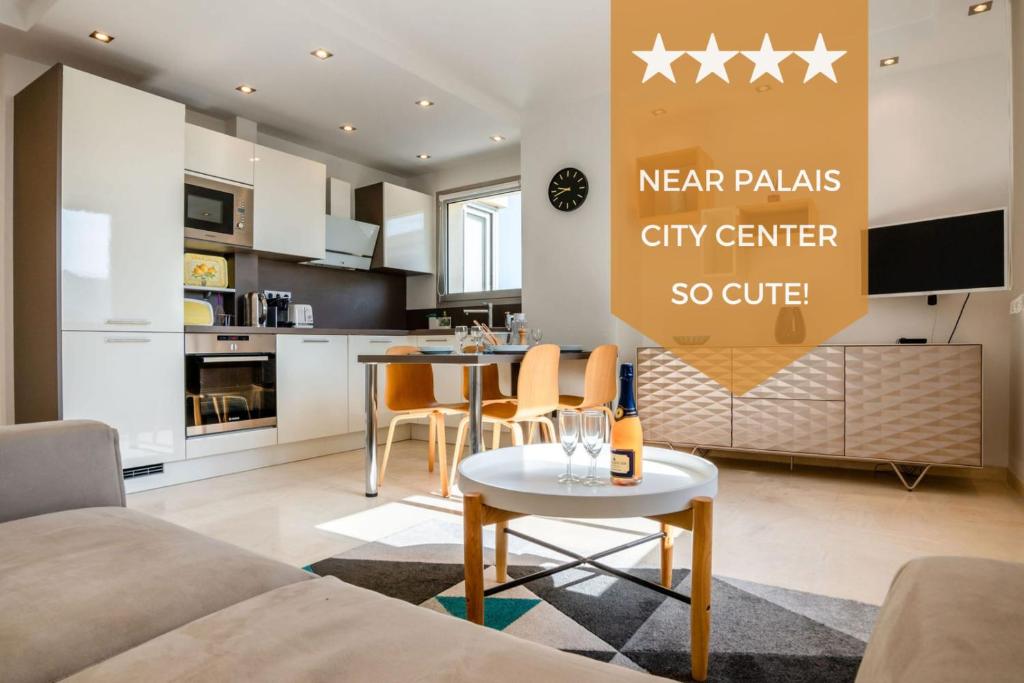 une cuisine et un salon avec un canapé et une table dans l'établissement 2-Bedroom apartment in Grand Hotel, à Cannes