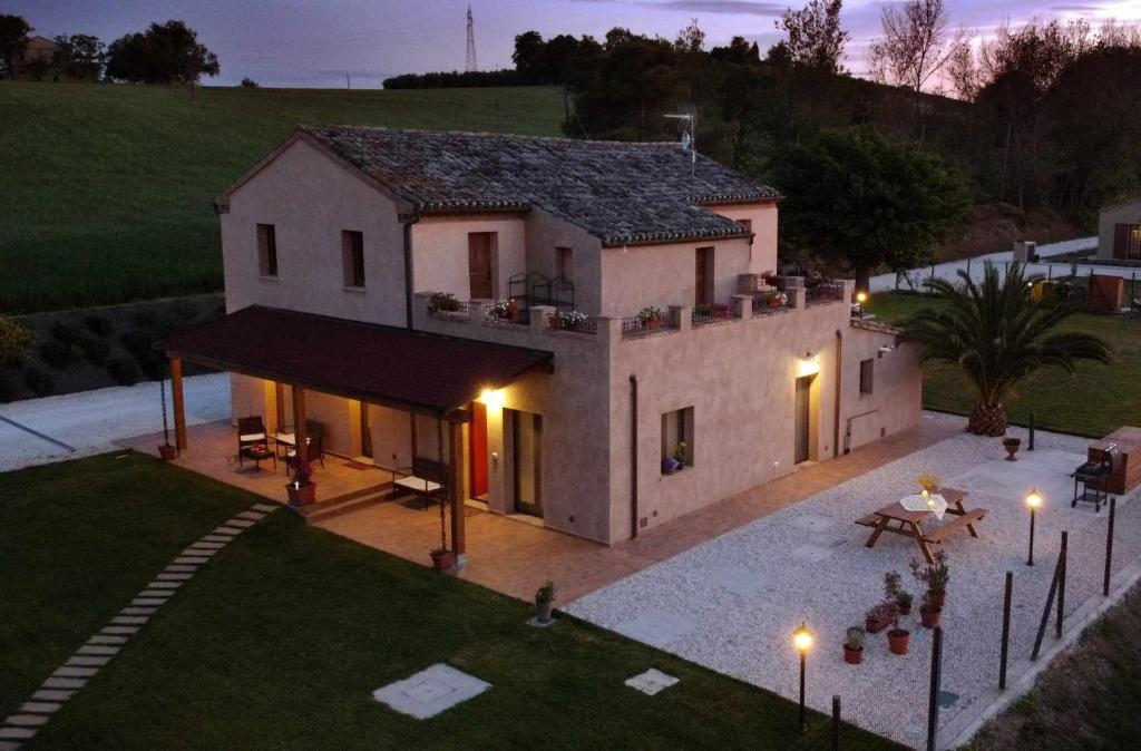 eine Luftansicht eines Hauses mit Innenhof in der Unterkunft Casa Montefiore 13 Girasoli LT nella tranquilla campagna Marchigiana in Ancona