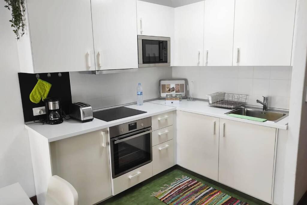 A kitchen or kitchenette at Apartamento BellAloe