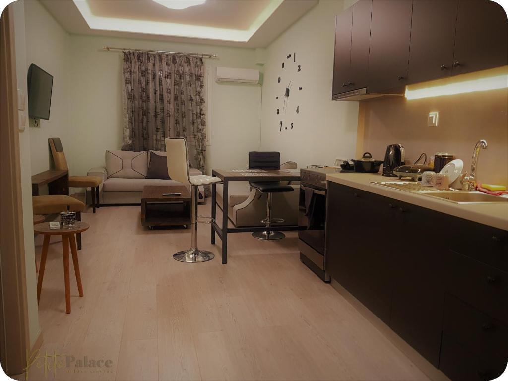una cucina e un soggiorno con un divano e un tavolo di Petite Palace Rotonda a Salonicco