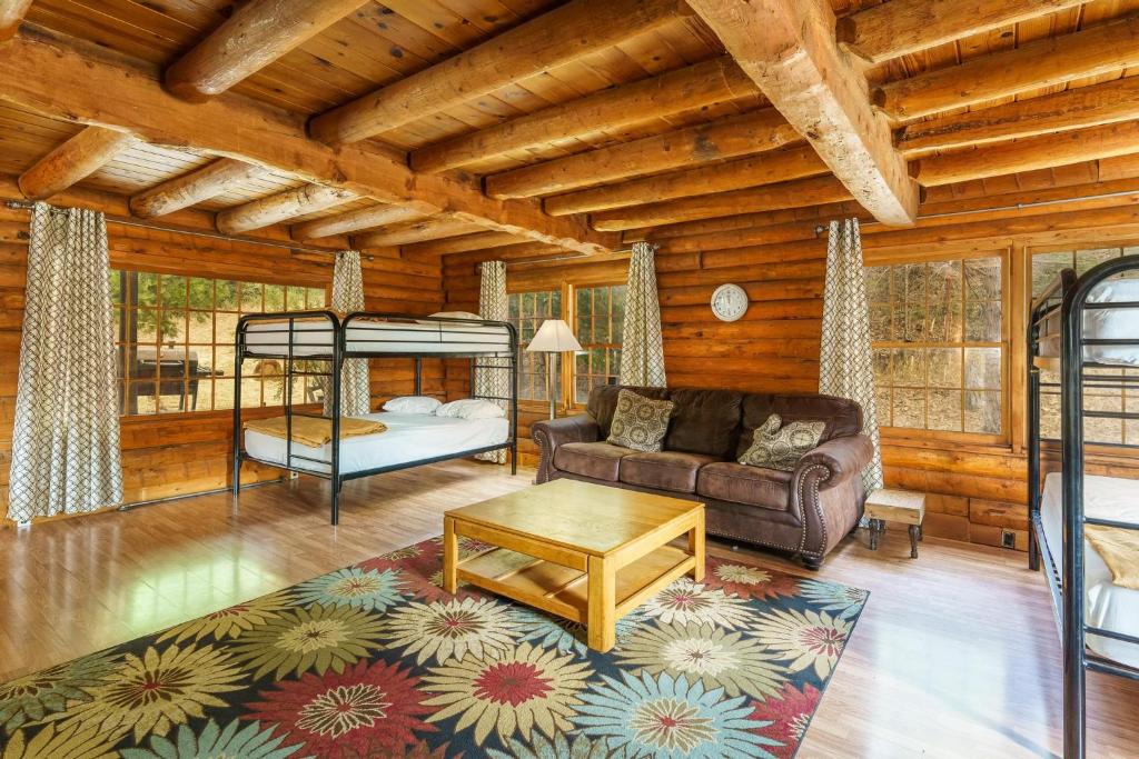 Posezení v ubytování Mountain Trail Lodge and Vacation Rentals