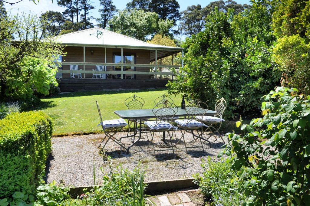 uma mesa e cadeiras no quintal de uma casa em Lavender Farm em Healesville