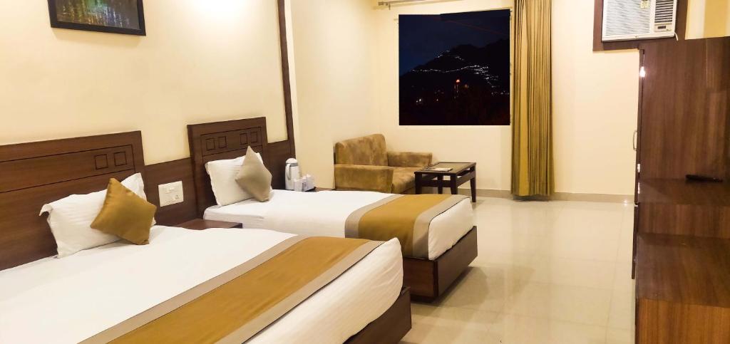 Postel nebo postele na pokoji v ubytování Hotel The Vaishno Devi Hills