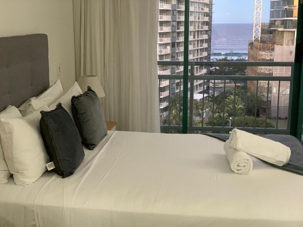 sypialnia z łóżkiem i widokiem na ocean w obiekcie Crown Towers Resort Apartments w mieście Gold Coast