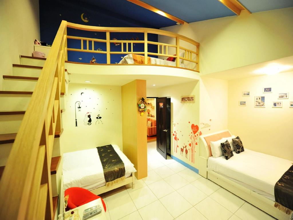 a bedroom with two bunk beds and a staircase at Hai Yang Feng Qing Homestay in Hualien City