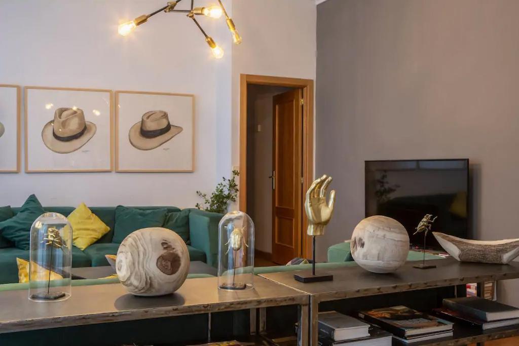 A television and/or entertainment centre at Apartamento moderno junto a la Gran Via