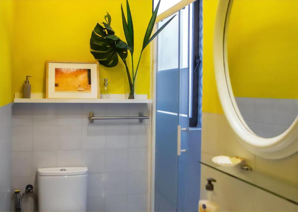 A bathroom at Apartamento moderno junto a la Gran Via