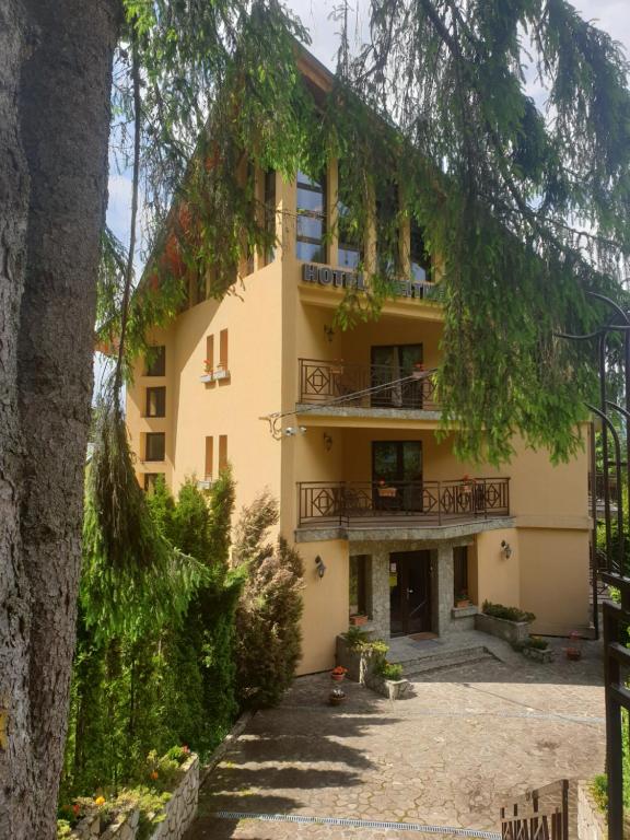 Budova, kde se hotel nachází