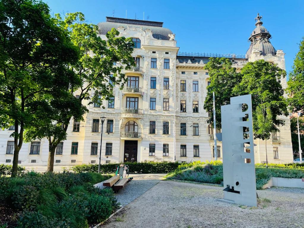 Zahrada ubytování ZAROHEM 2 bedrooms APARTMENT in center with balcony