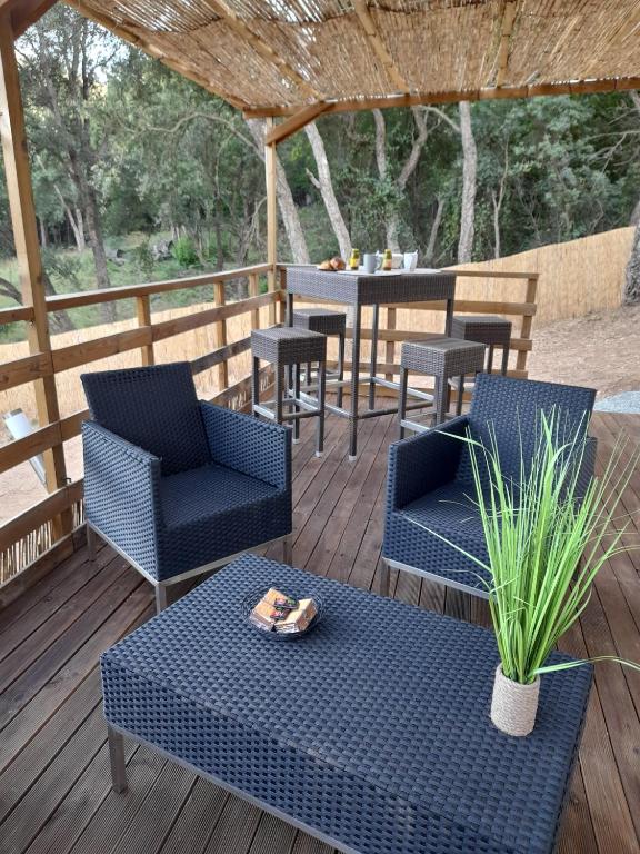 d'une terrasse avec 2 chaises, une table, une table et des chaises. dans l'établissement Maisonnette U Santu Ghjuvandria ou A Santa Ghjulia entre mer et Montagne, à Volpajola