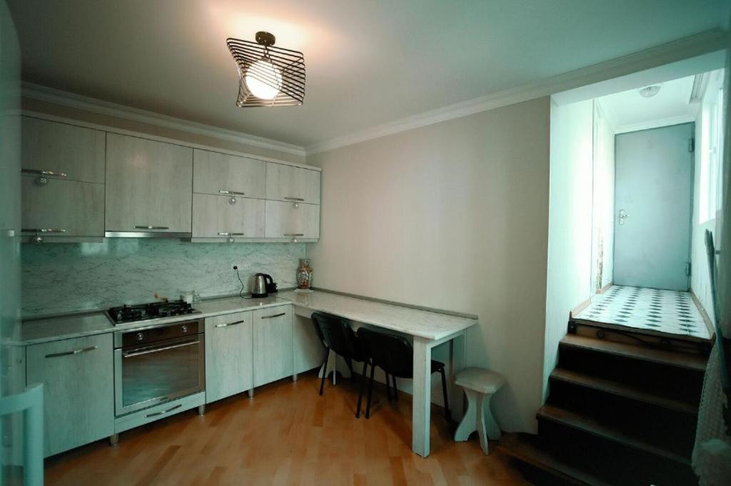 Kuchyň nebo kuchyňský kout v ubytování Apartment OLD KUTAISI