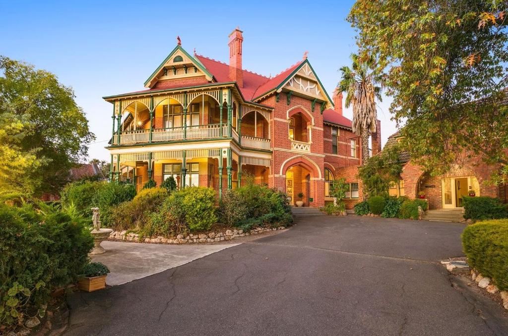 una gran casa de ladrillo rojo con entrada en Langley Estate, Bendigo, en Bendigo