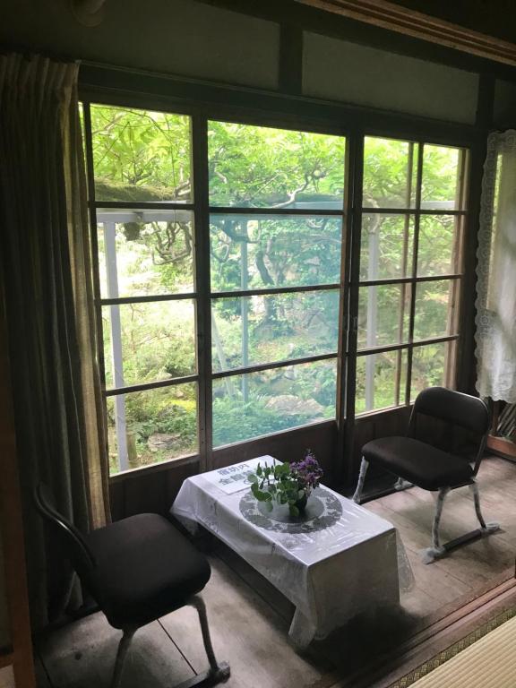 Posezení v ubytování Taikoji Shukubo Hostel