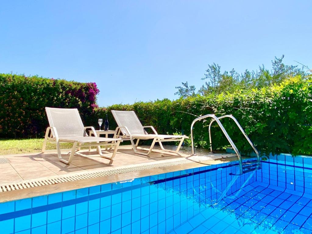 Bazén v ubytovaní Villa Barbati Thalassaki with private pool by DadoVillas alebo v jeho blízkosti