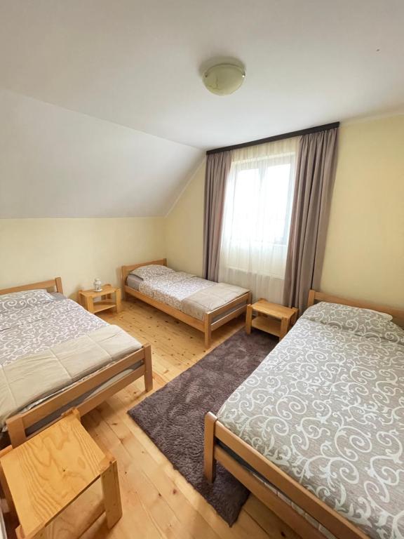 Postel nebo postele na pokoji v ubytování Underwoods Žabljak Guesthouse