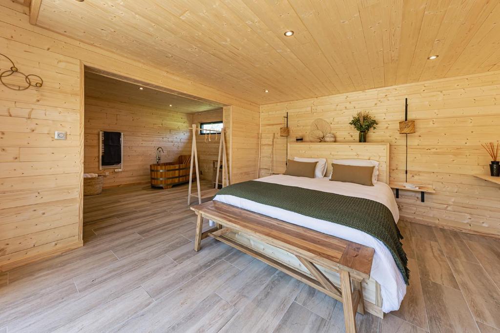 Postel nebo postele na pokoji v ubytování Les Lodges de Malbrough