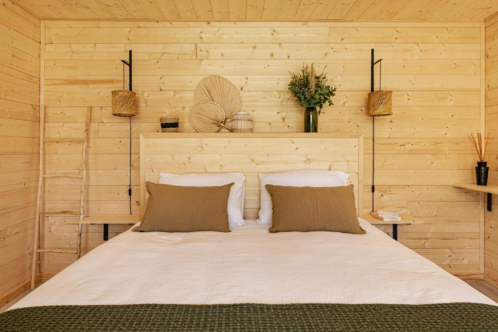Postel nebo postele na pokoji v ubytování Les Lodges de Malbrough