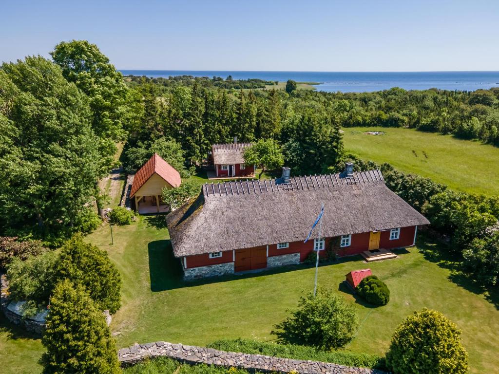 una vista aérea de una casa con un gran patio en Käbruotsa farmhouse en Ruhve
