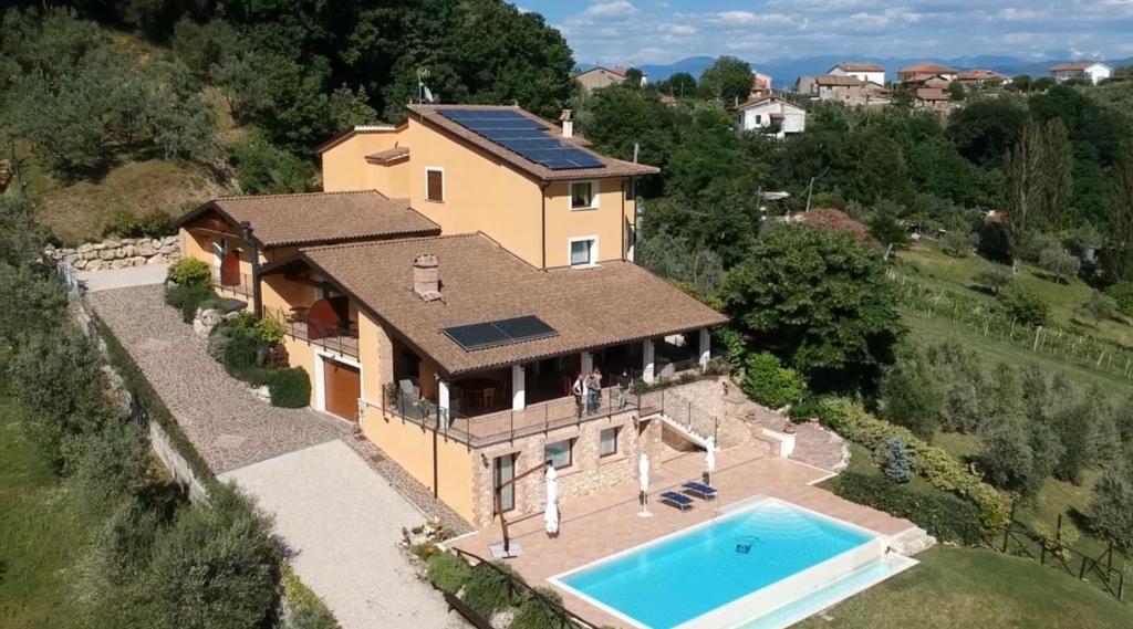 een luchtzicht op een huis met een zwembad bij CasaFè tra sogno e realtà in Narni Scalo