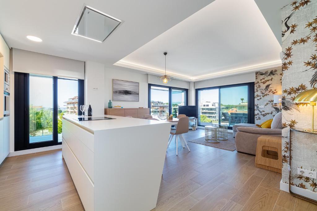 een keuken en een woonkamer met uitzicht op een woonkamer bij CANELAS LUXURY in Portonovo