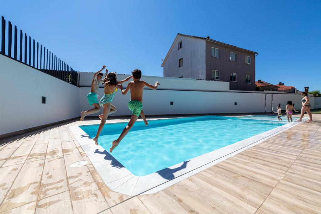 Bazén v ubytování CANELAS LUXURY nebo v jeho okolí