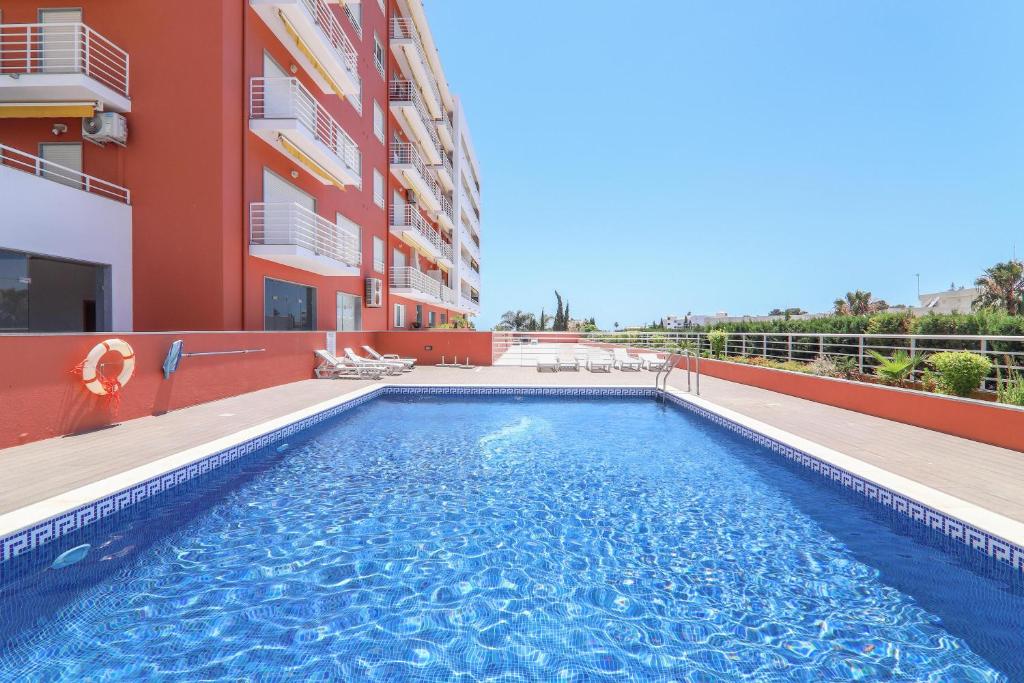 a swimming pool on the roof of a building at Quinta dos Arcos Lote 18 3ºg in Armação de Pêra