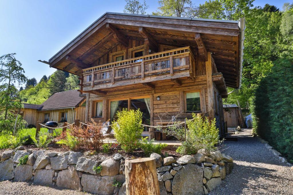 Cette cabane en rondins est entourée d'une terrasse couverte. dans l'établissement Chalet Hohneck 4 étoiles, vieux bois et pierre, SPA, sauna, borne de recharge, à Stosswihr