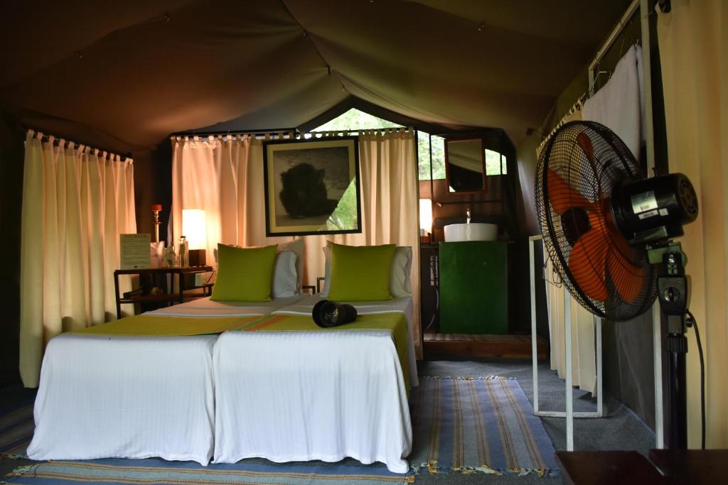 1 dormitorio con 1 cama en una tienda con ventilador en Explorer by Eco Team - Dambana, en Dumbana