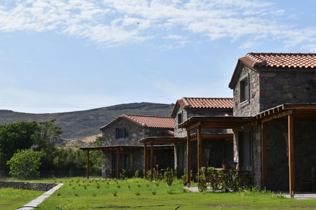 Kamienny dom z ogródkiem z ptakami przed nim w obiekcie Lithos Villas w mieście Skala Eresou