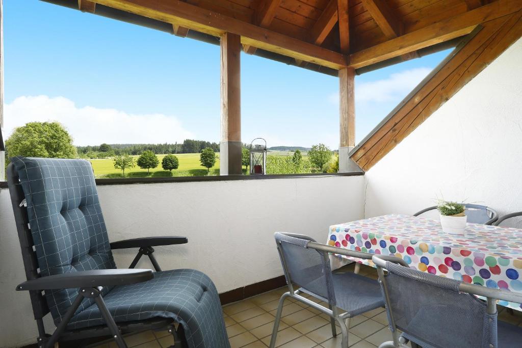 une chambre avec une table, des chaises et une fenêtre dans l'établissement Hof Wagenberg Ferienwohnung 2, à Deggenhausertal