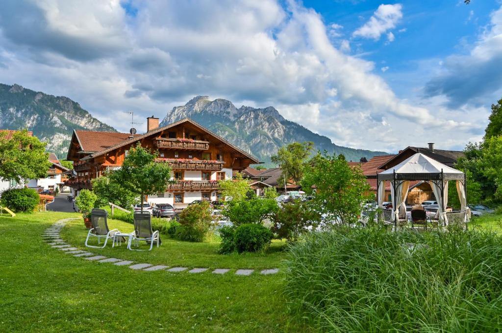 ein Resort mit einem Berg im Hintergrund in der Unterkunft Hotel Helmer in Schwangau