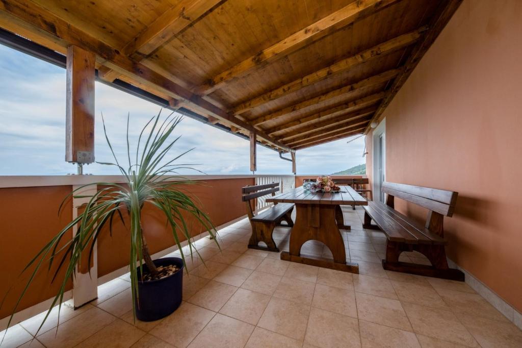 Posedenie v ubytovaní Apartment in Mundanije with Seaview, Terrace, Air condition, WIFI (3748-2)