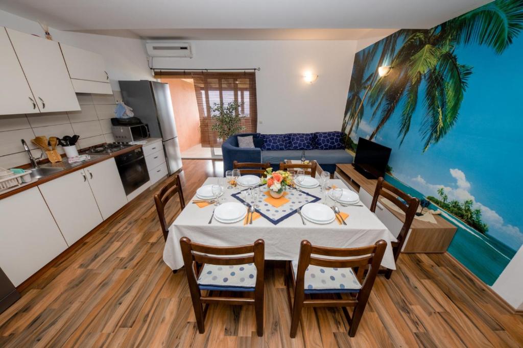 Kuchyňa alebo kuchynka v ubytovaní Apartment in Mundanije with Seaview, Terrace, Air condition, WIFI (3748-2)