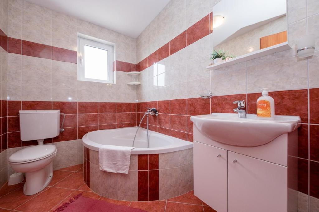 Kúpeľňa v ubytovaní Apartment in Mundanije with Seaview, Terrace, Air condition, WIFI (3748-2)