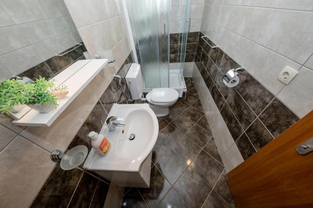 Kúpeľňa v ubytovaní Apartment in Mundanije with Seaview, Terrace, Air condition, WIFI (3748-2)