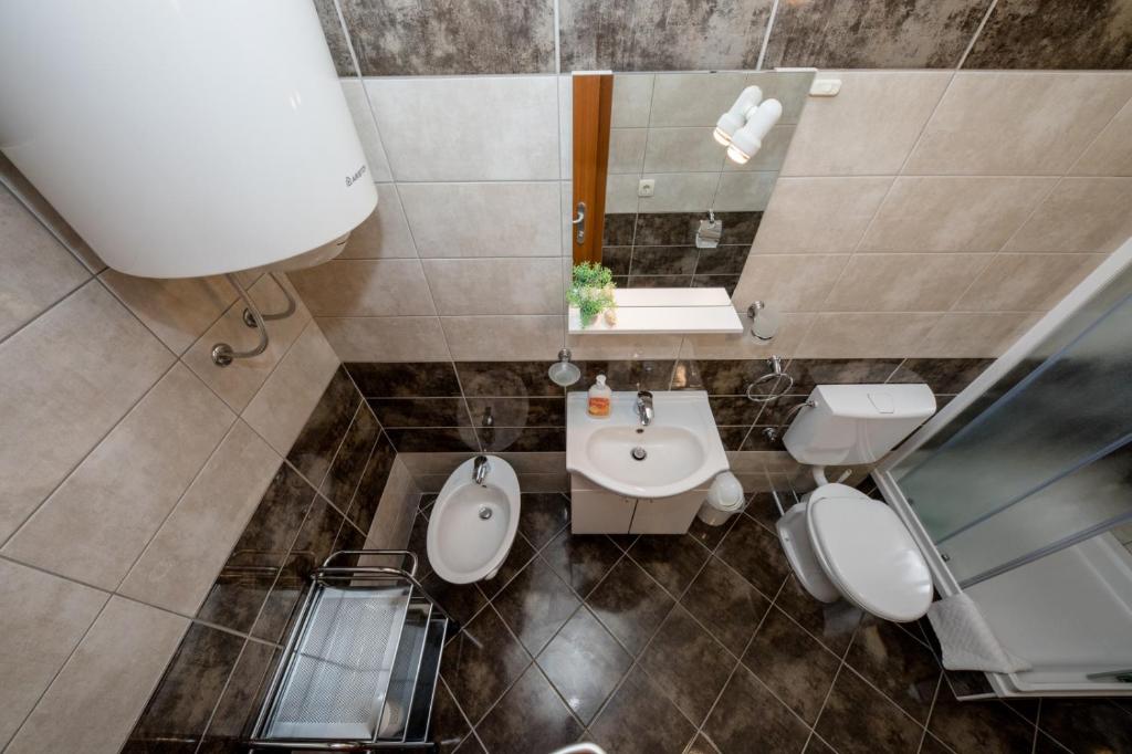 Kúpeľňa v ubytovaní Apartment in Mundanije with Seaview, Terrace, Air condition, WIFI (3748-2)