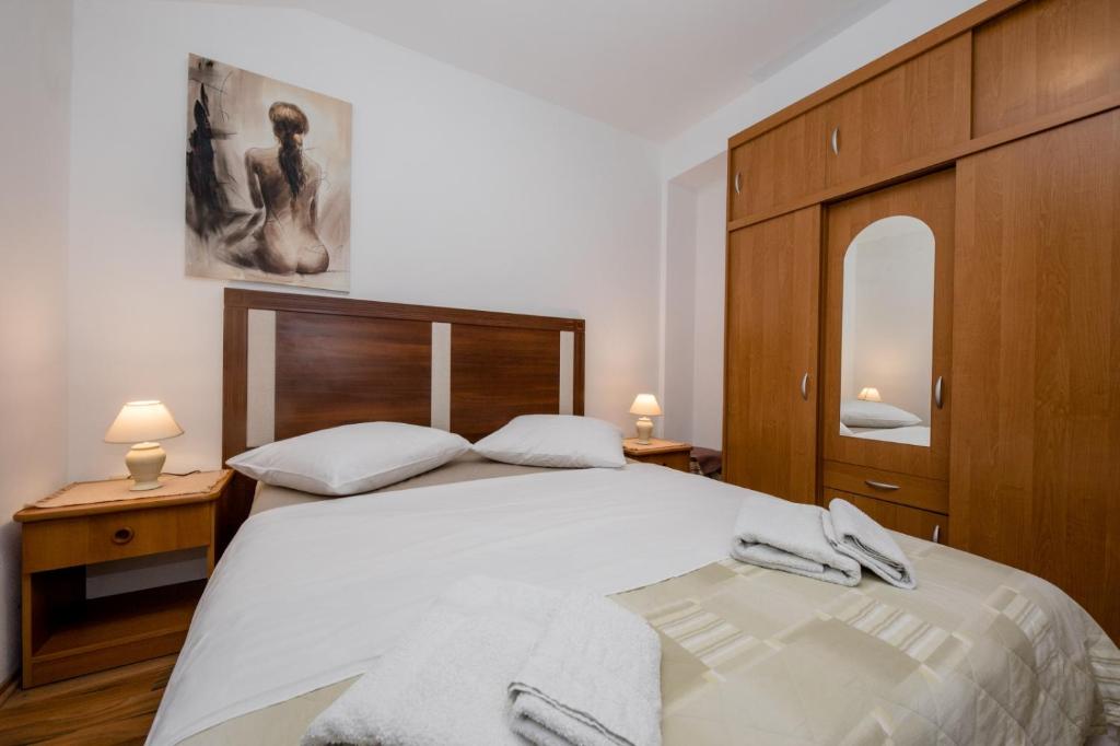 Posteľ alebo postele v izbe v ubytovaní Apartment in Mundanije with Seaview, Terrace, Air condition, WIFI (3748-2)