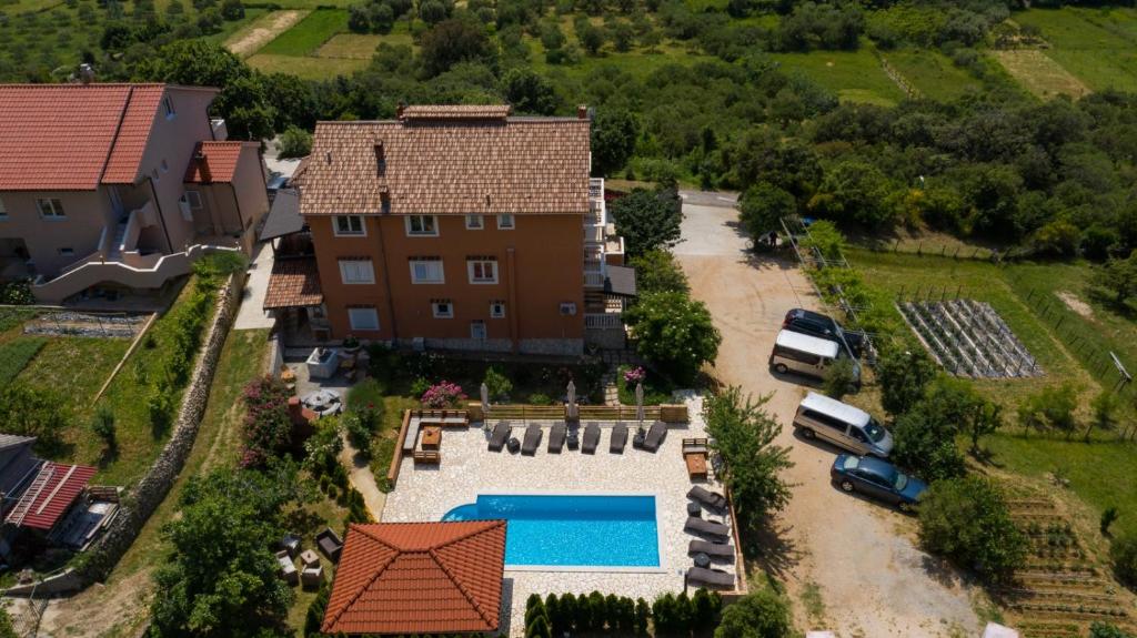 Bazén v ubytovaní Apartment in Mundanije with Seaview, Terrace, Air condition, WIFI (3748-2) alebo v jeho blízkosti