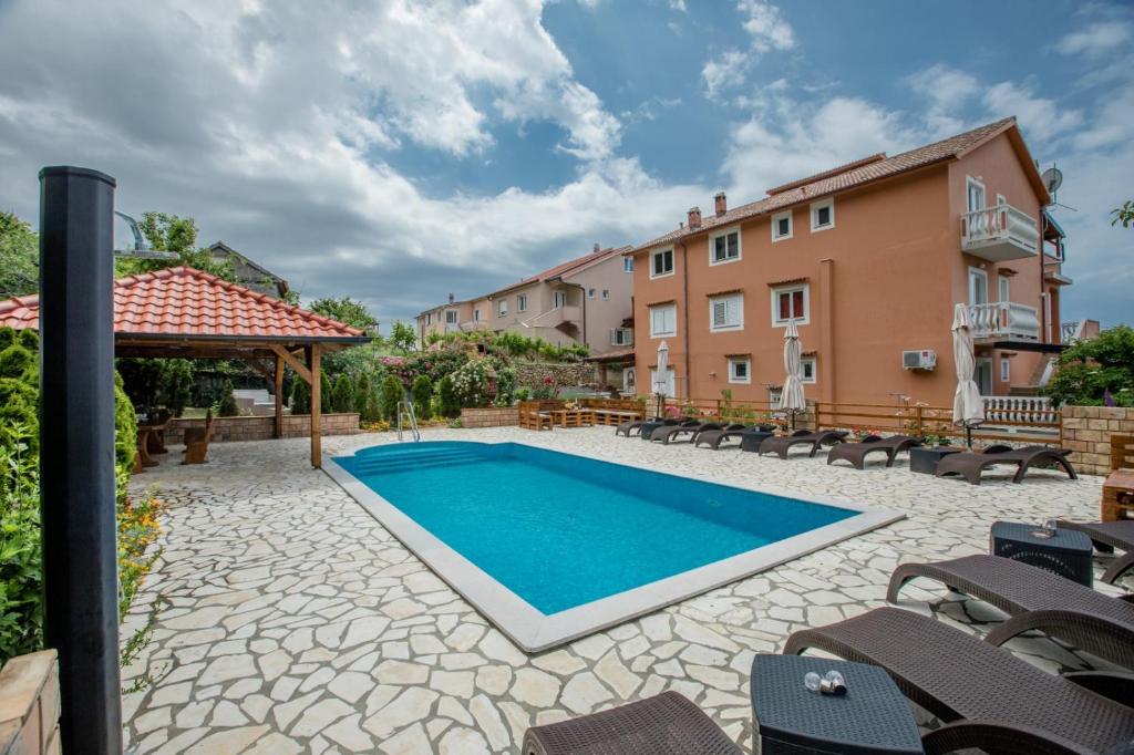 Bazén v ubytovaní Apartment in Mundanije with Seaview, Terrace, Air condition, WIFI (3748-2) alebo v jeho blízkosti