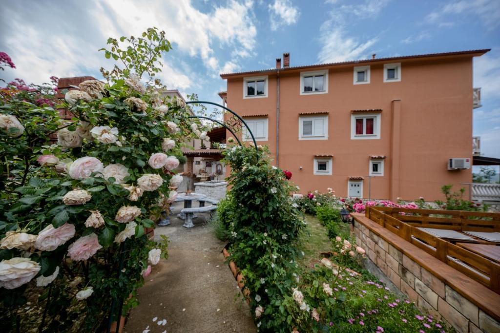 Vonkajšia záhrada v ubytovaní Apartment in Mundanije with Seaview, Terrace, Air condition, WIFI (3748-2)