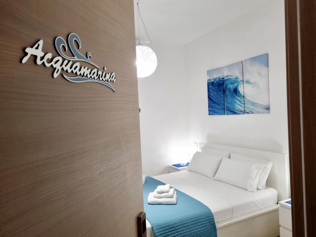 um quarto com uma cama e um sinal na porta em Albatros B&B Porto Cesareo em Porto Cesareo