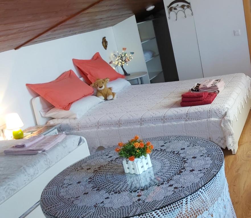 ein Zimmer mit 2 Betten und einem Tisch mit Blumen darauf in der Unterkunft Casa Rural Amor Madre Tierra in Ayelo de Malferit