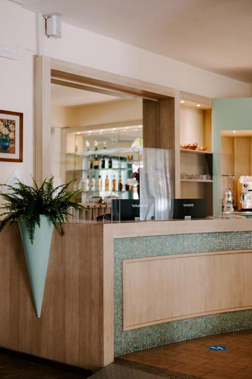 Příslušenství pro přípravu čaje a kávy v ubytování Hotel Edward