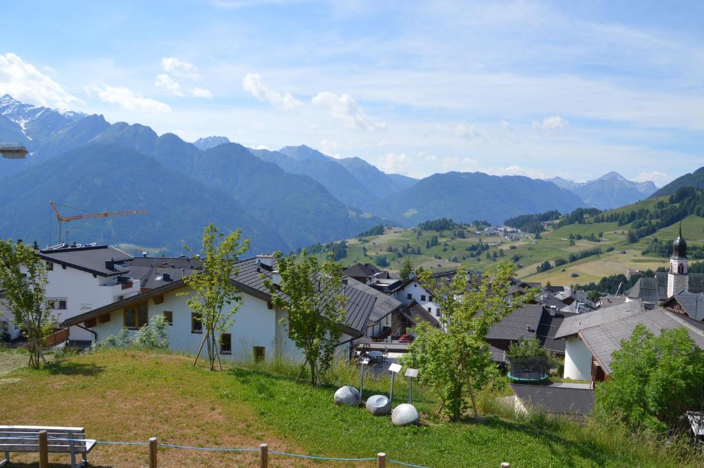 miasto z górami w tle i wioska w obiekcie Apart Bergsonne w mieście Fiss