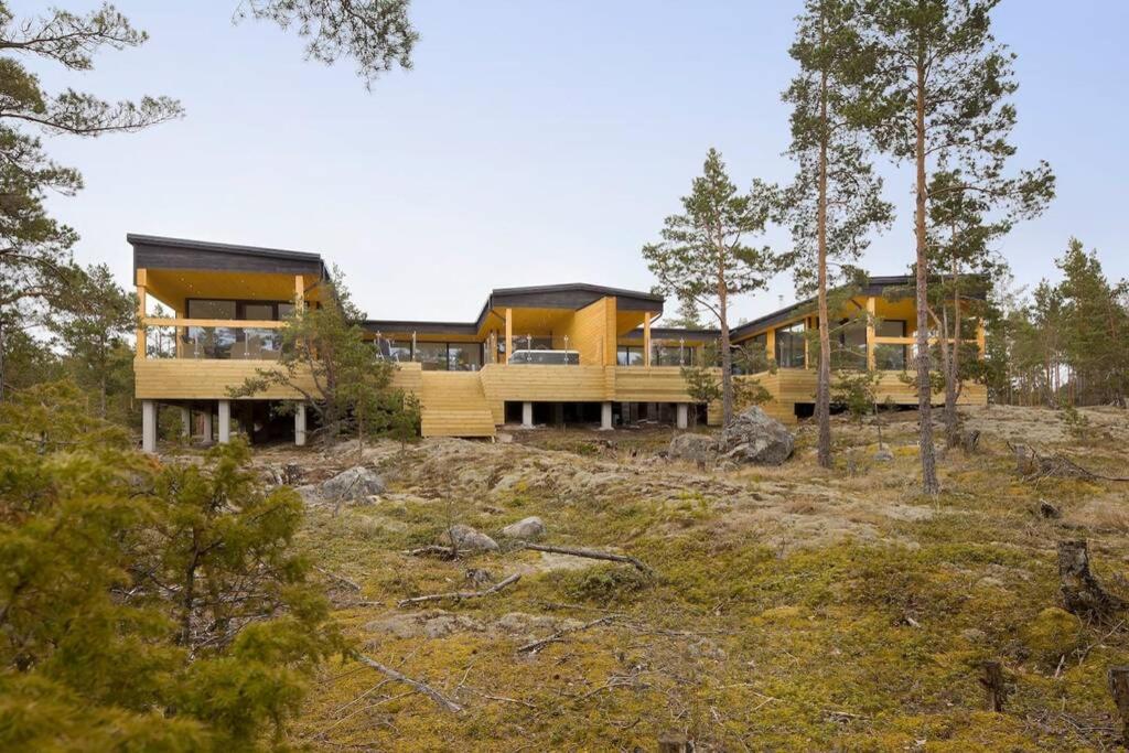 TöfsalaにあるSeija's Modern Villa with Hot tubの木立の丘の上の家