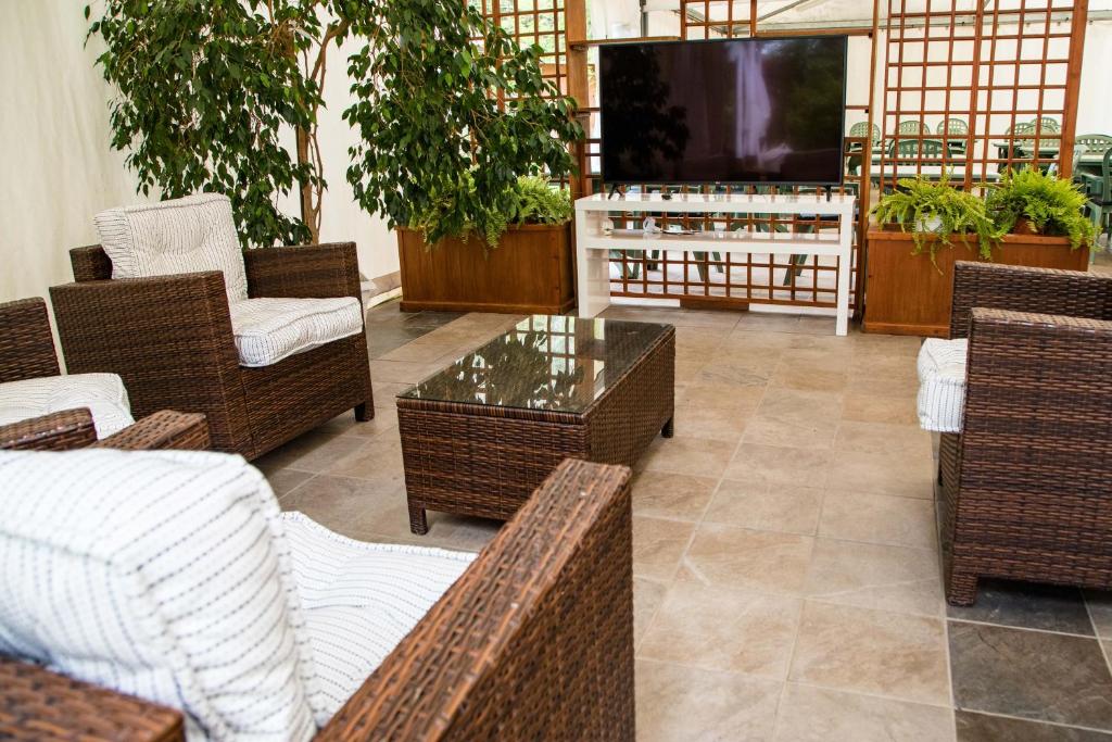 TV a/nebo společenská místnost v ubytování Hotel La Tavernetta dei Ronchi