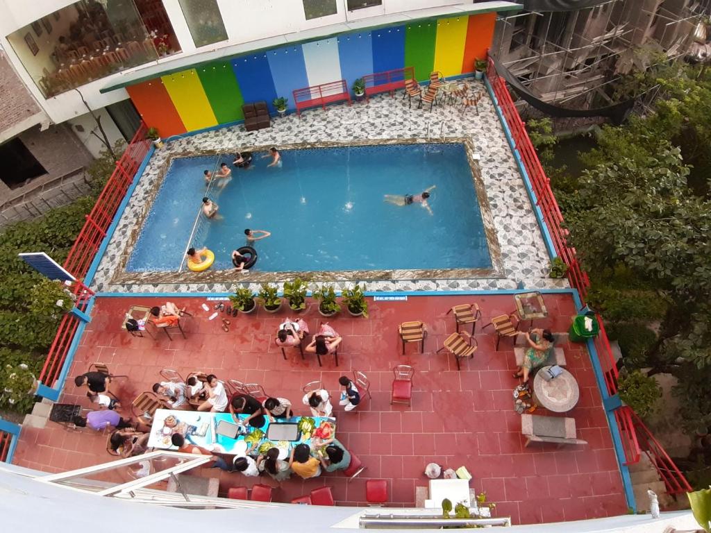 an overhead view of a pool with people in it at Khách sạn Anh Đào in Tam Ðảo