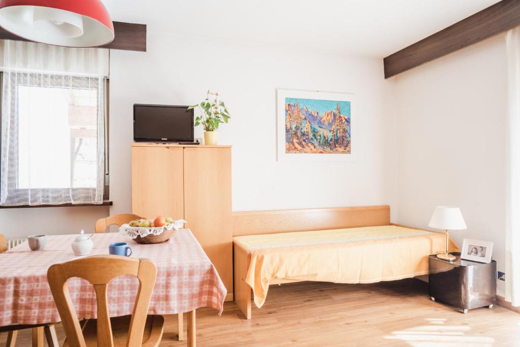 TV a/nebo společenská místnost v ubytování Residence Dolomia