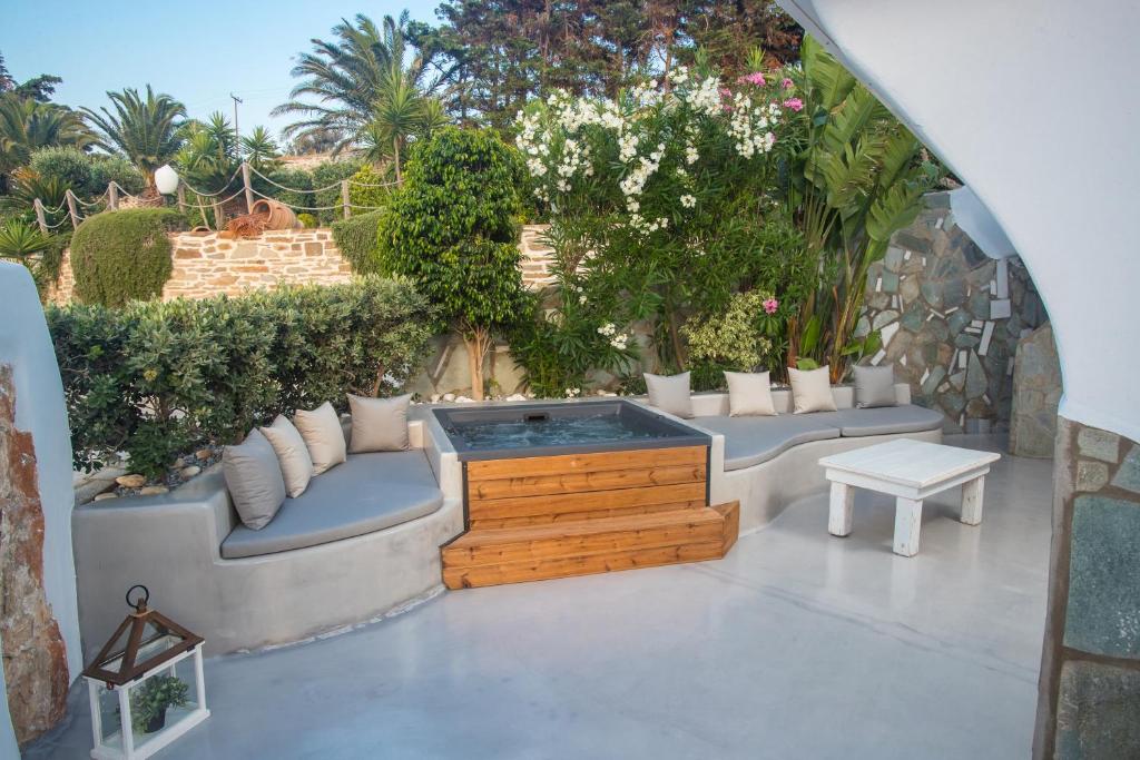Bazén v ubytování Paros Palace nebo v jeho okolí